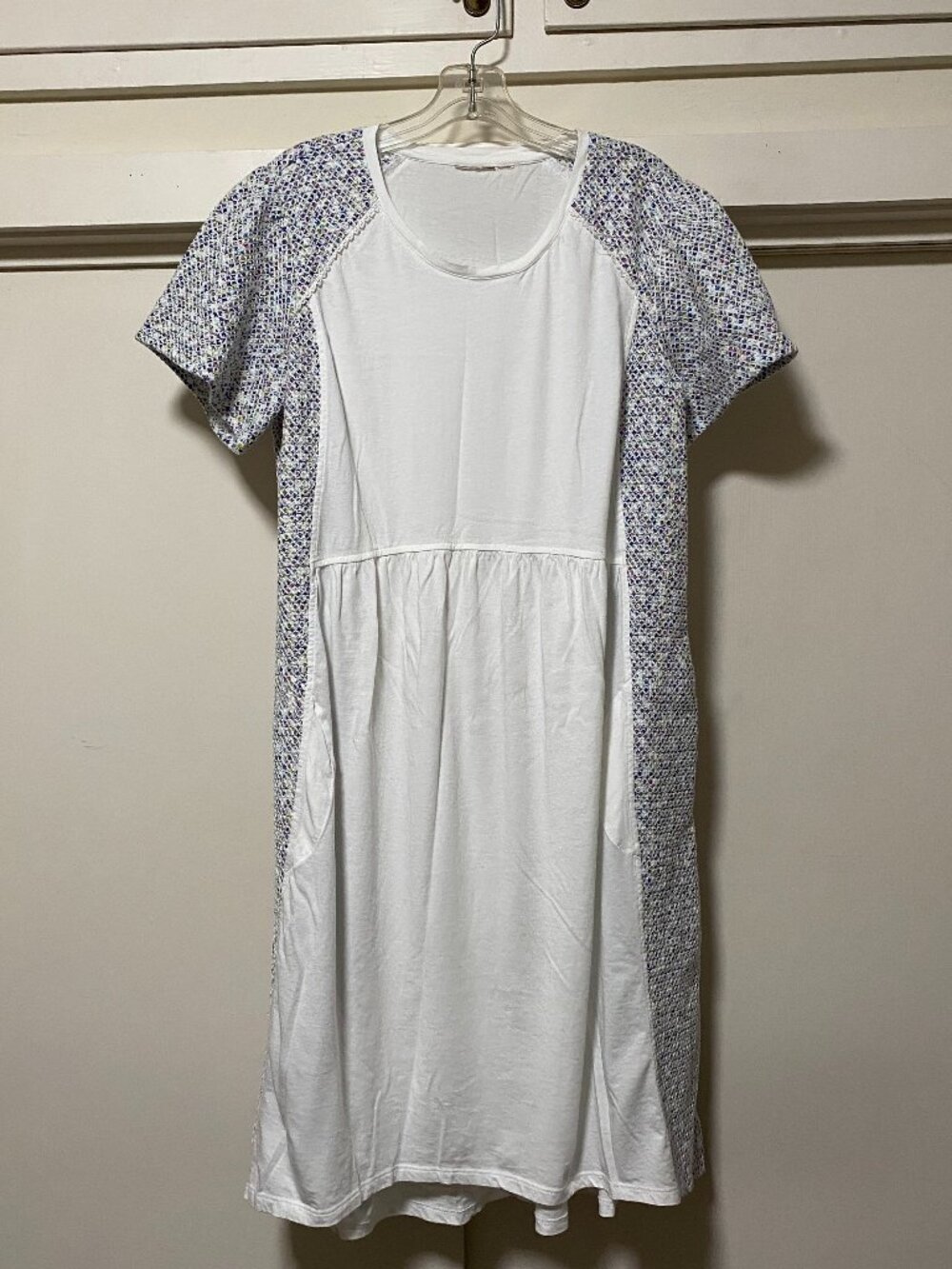 **Short sleeve white dress w/embroidered sleeves & sides, size M